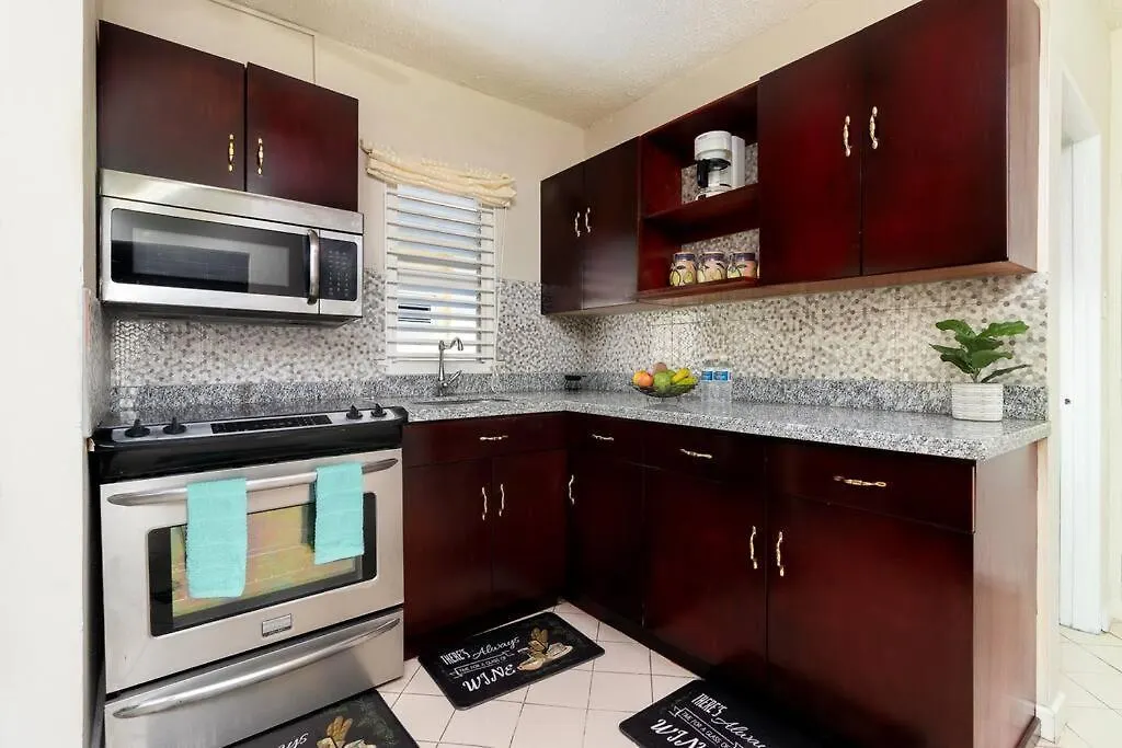 Vacay With Tiffany Apartment Kingston