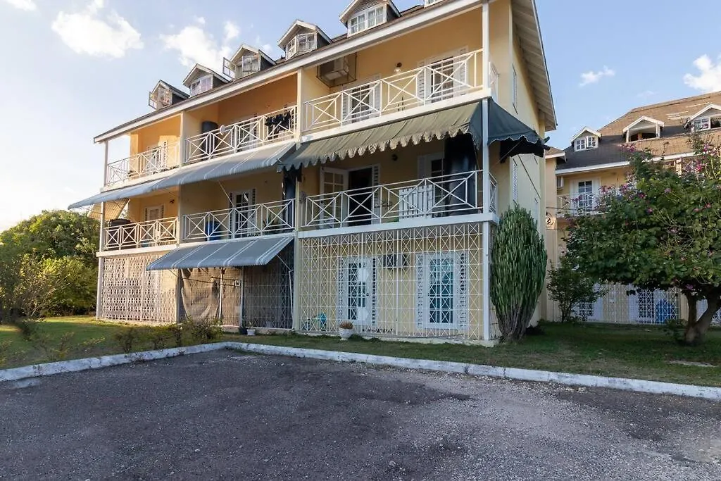 Vacay With Tiffany Apartment Kingston